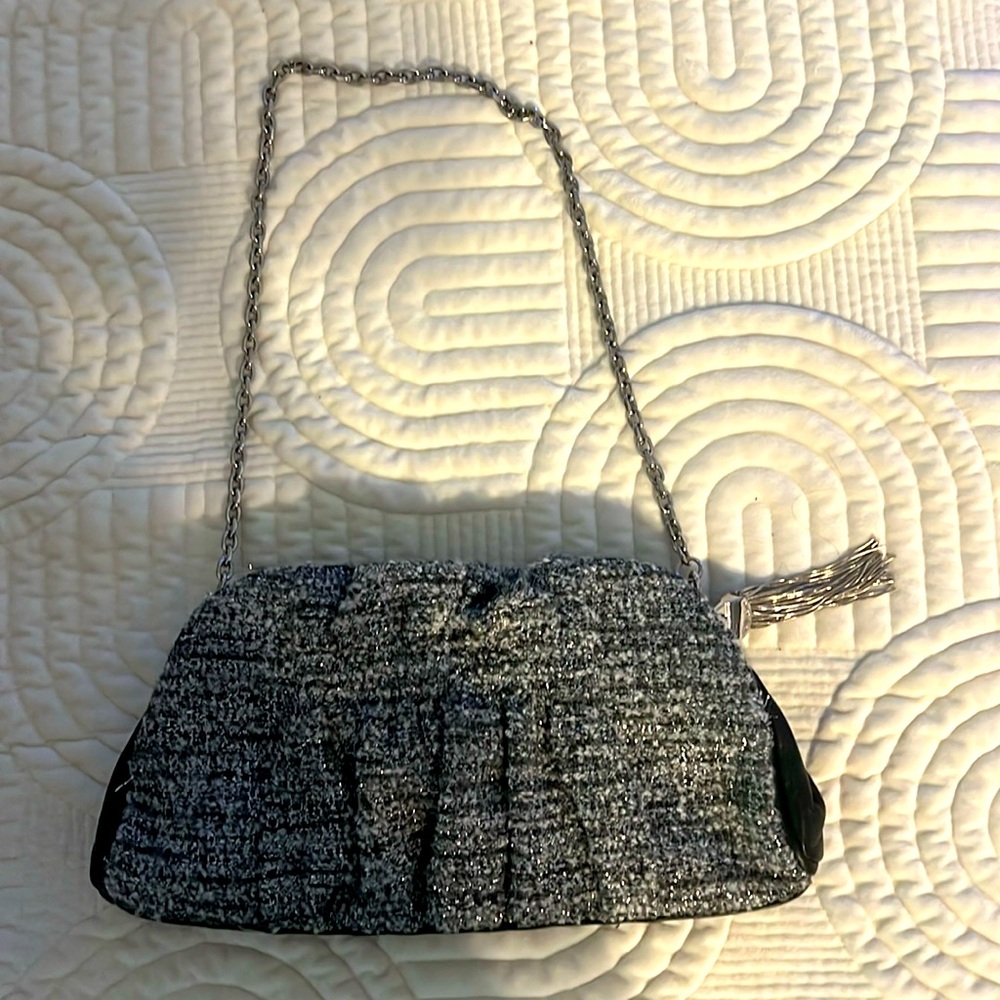 Shades of woven gray, and silver and black leather trim.
Removable silver chain